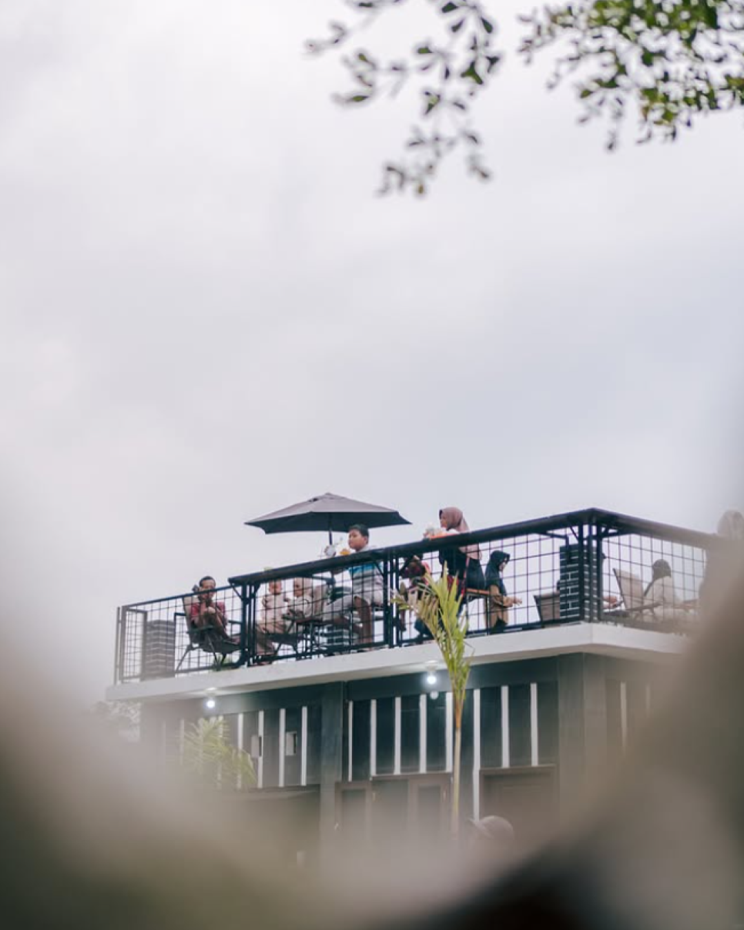 Abis renang, enaknya nongkrong di Canteen sambil lihat pemandangan...