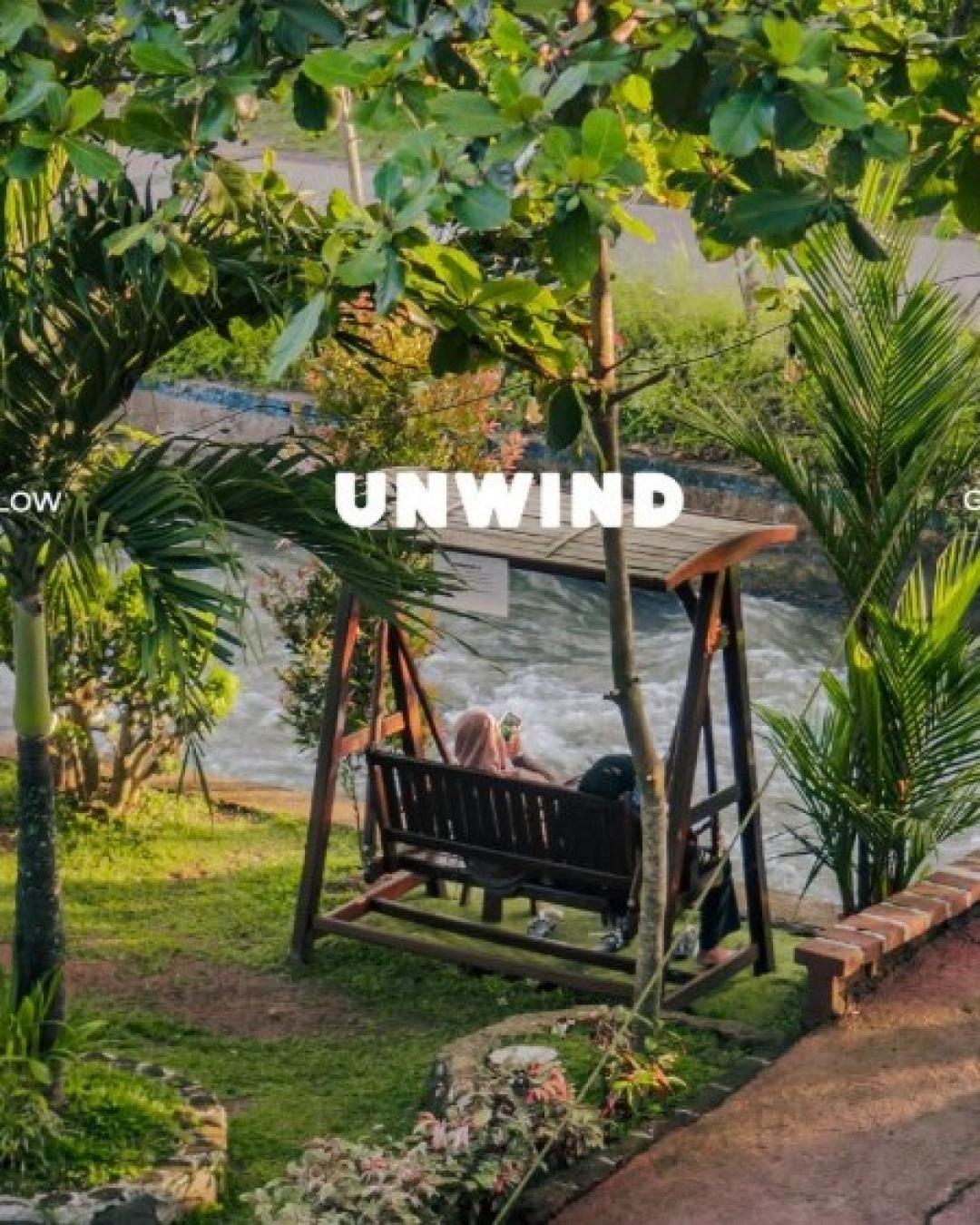 Bersantai di ayunan tepi sungai bersama sahabat