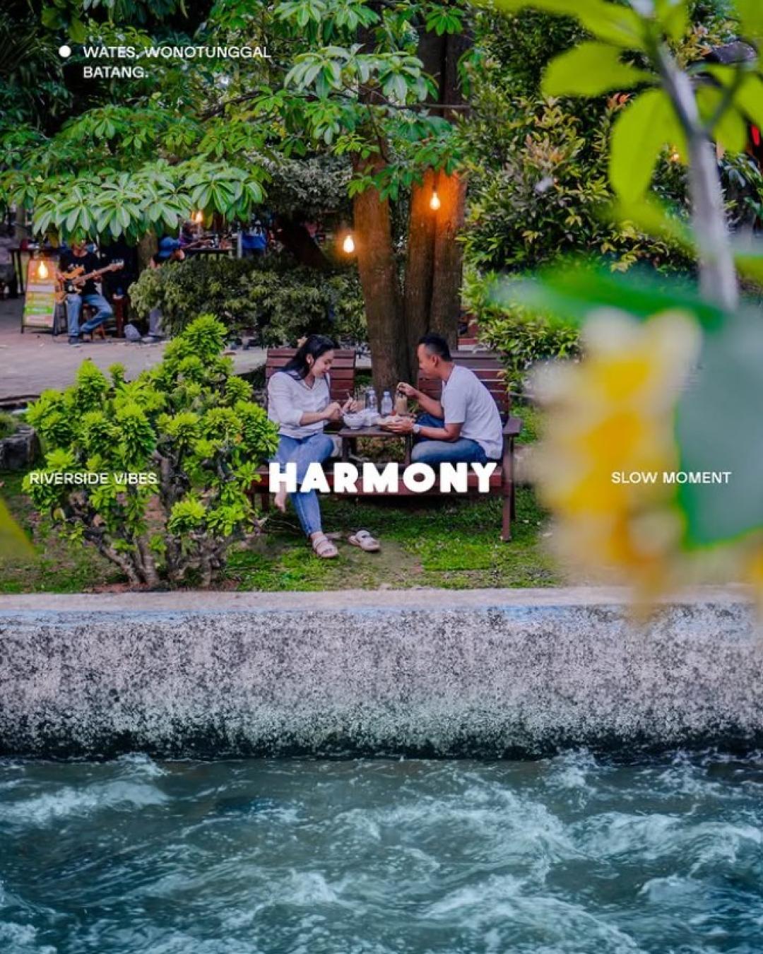 Makan Bersama Bestie di Tepi Sungai