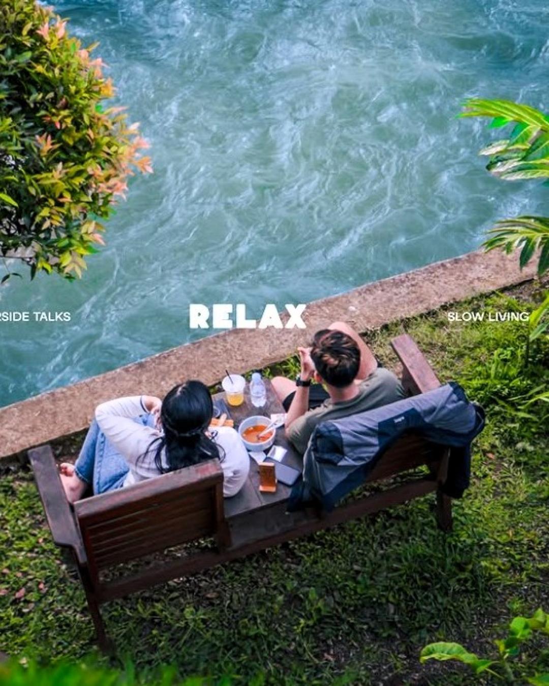 Bersantai relax di tepi sungai bersama bestie