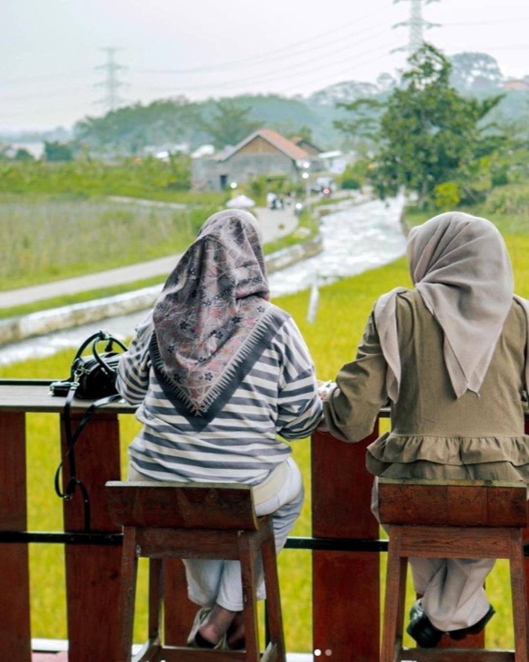 Dari Lantai 2 lihatkan aliran sungai yang menyegarkan mata