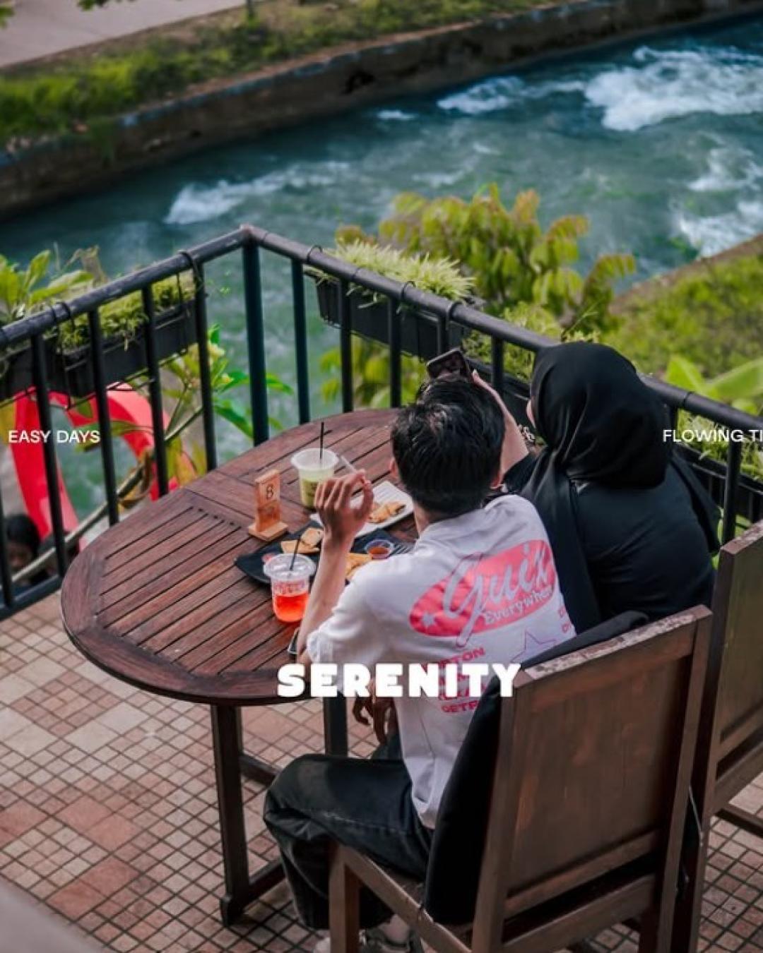 Ajaklah Bestie santai berdua di teras atas menikmati gemericik air sungai