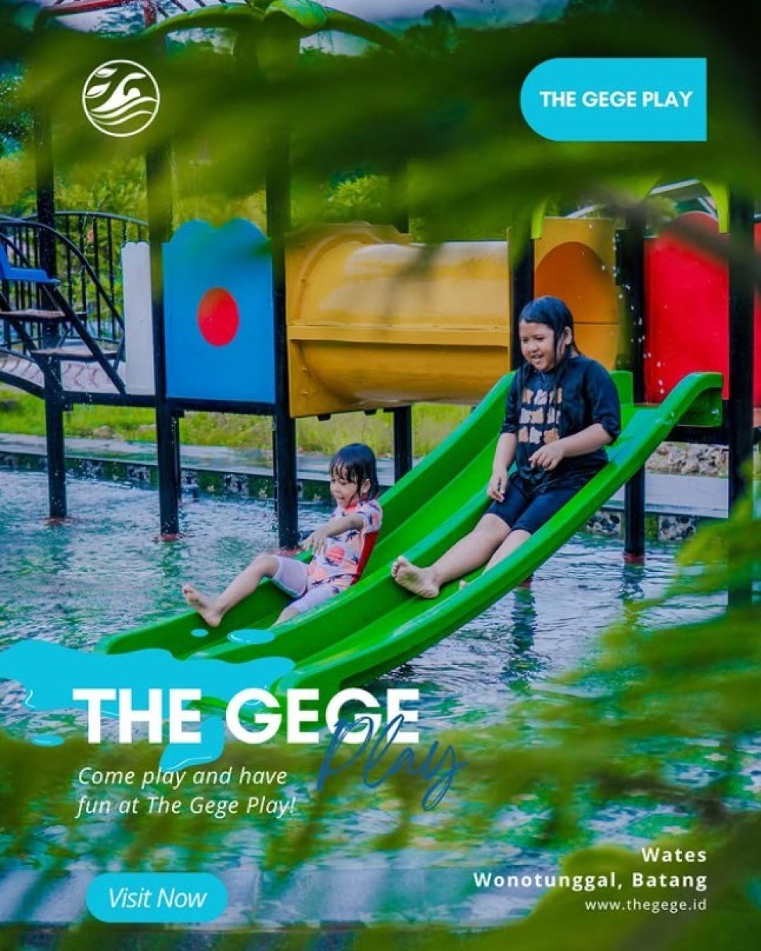 Bocil Bermain Air di Playground Favorit..